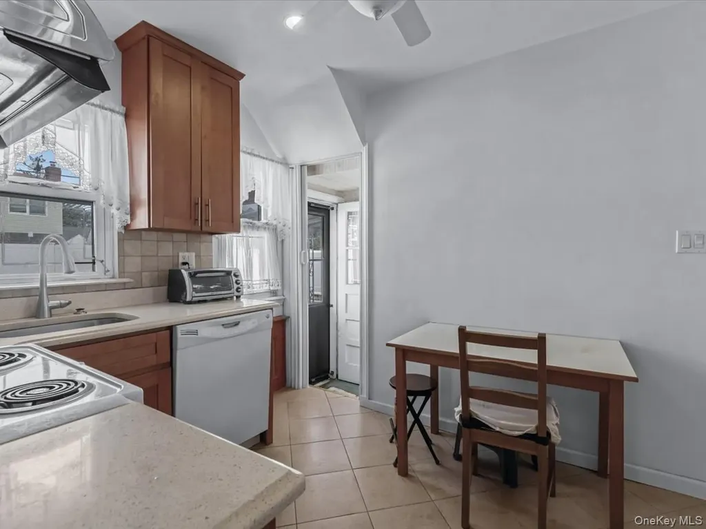 38 Leslie Lane New Hyde Park NY 11040