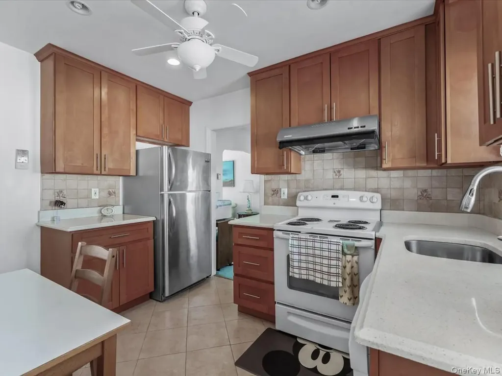 38 Leslie Lane New Hyde Park NY 11040