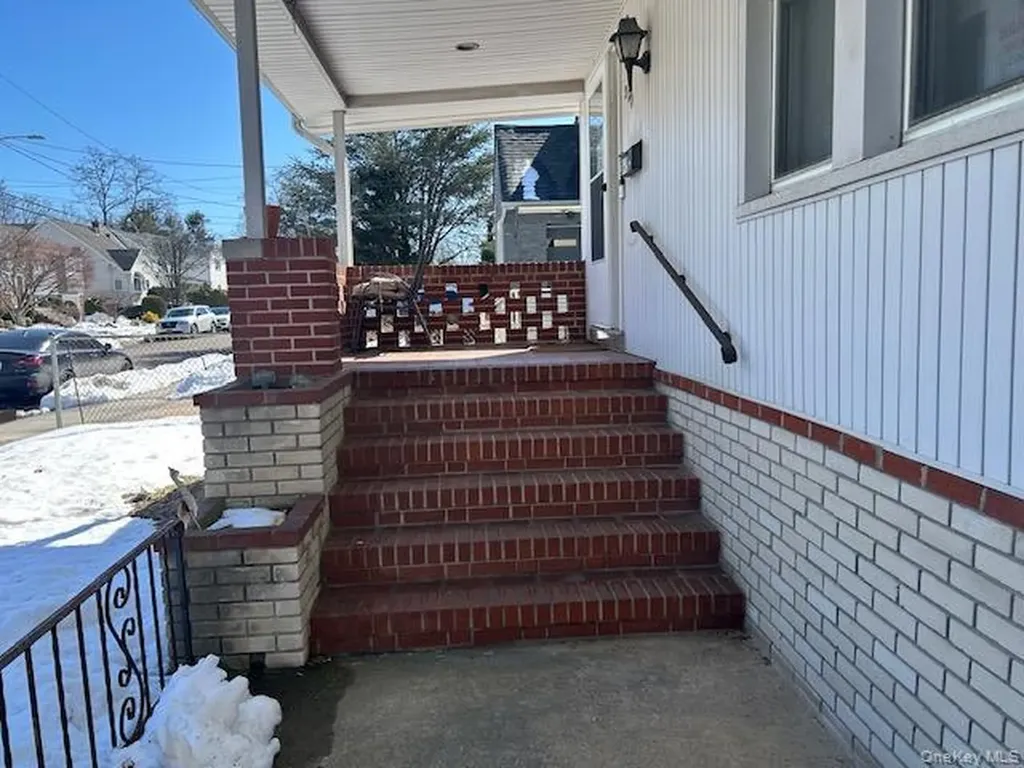 389 Hamilton Avenue Hewlett NY 11557