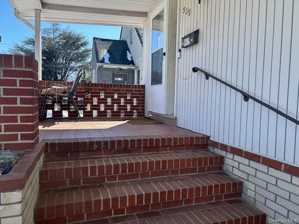 389 Hamilton Avenue Hewlett NY 11557