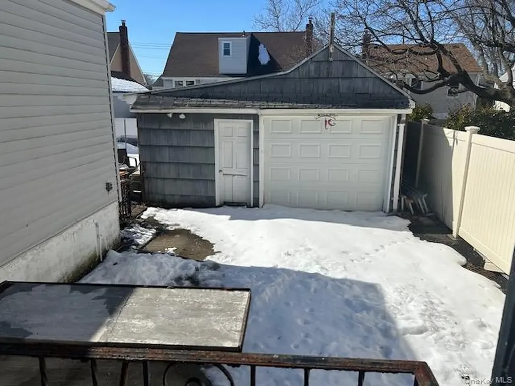 389 Hamilton Avenue Hewlett NY 11557