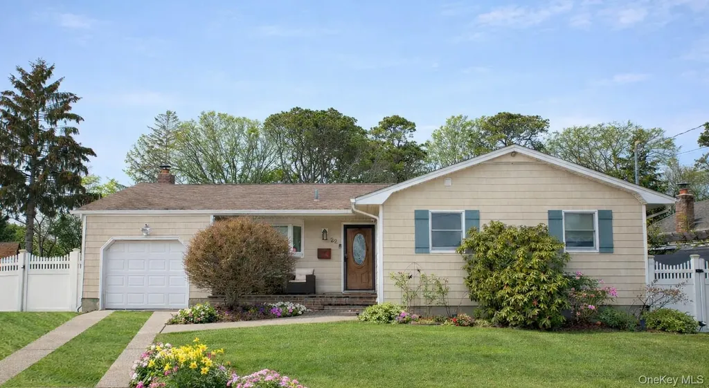 22 Berkshire Road West Babylon NY 11704