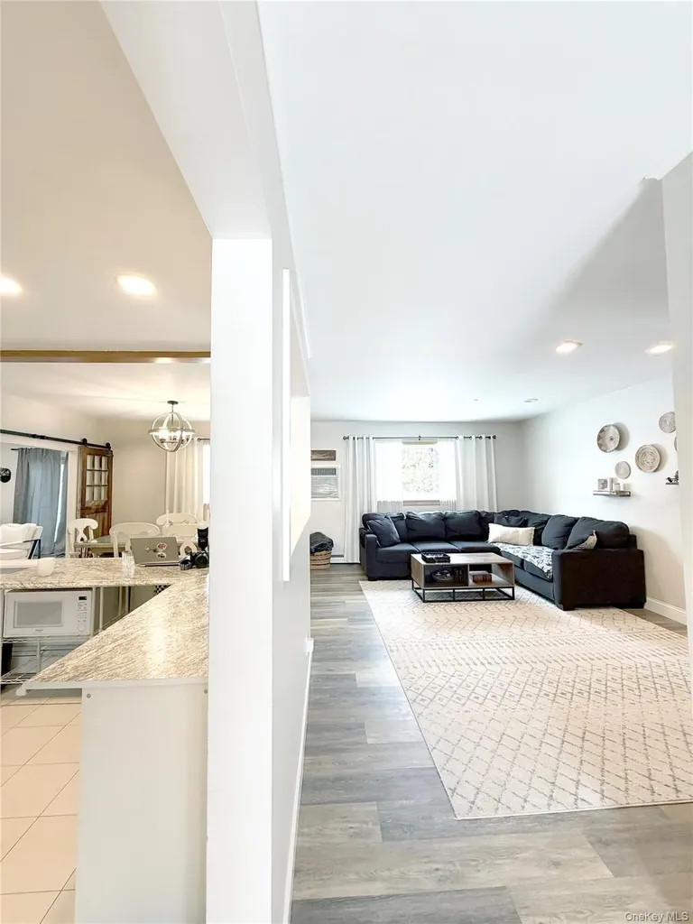 22 Berkshire Road West Babylon NY 11704