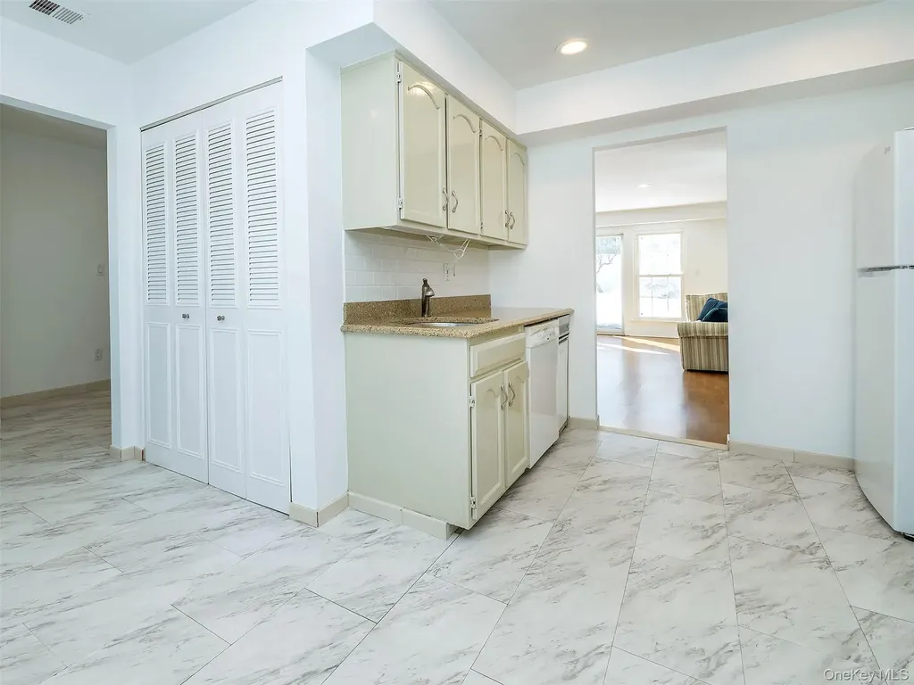 78 Santa Barbara Drive Plainview NY 11803