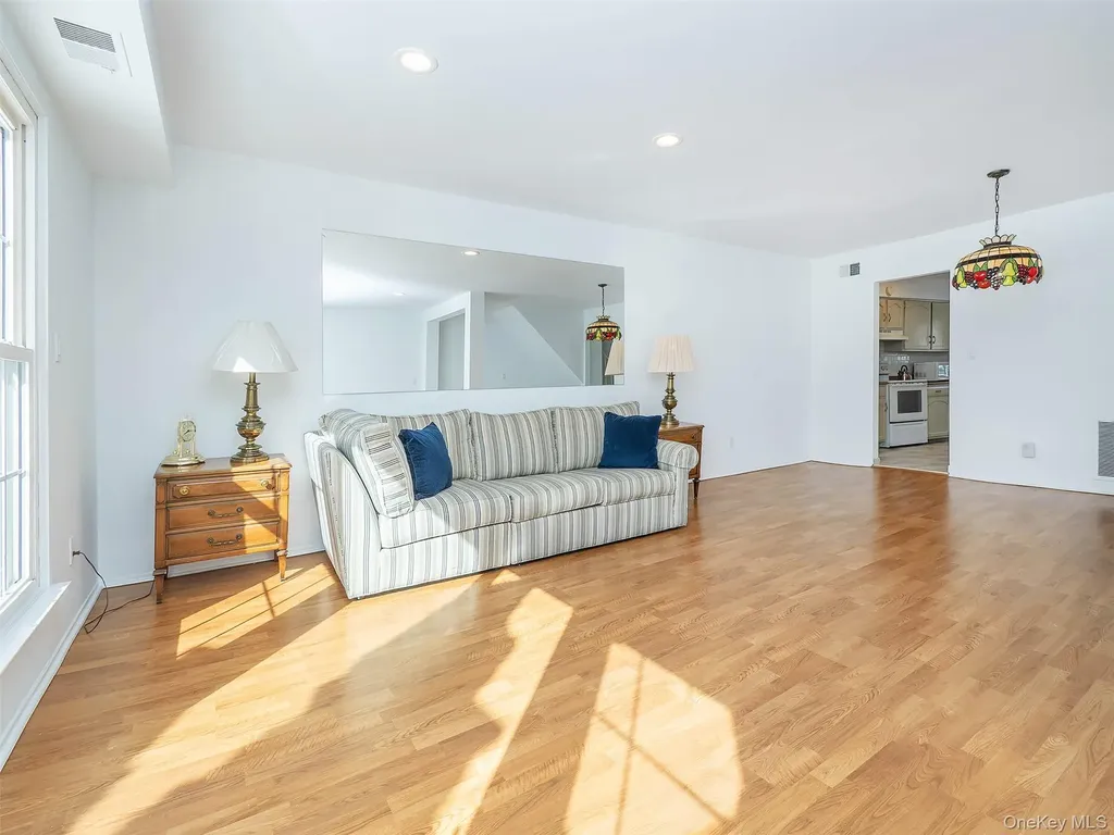 78 Santa Barbara Drive Plainview NY 11803