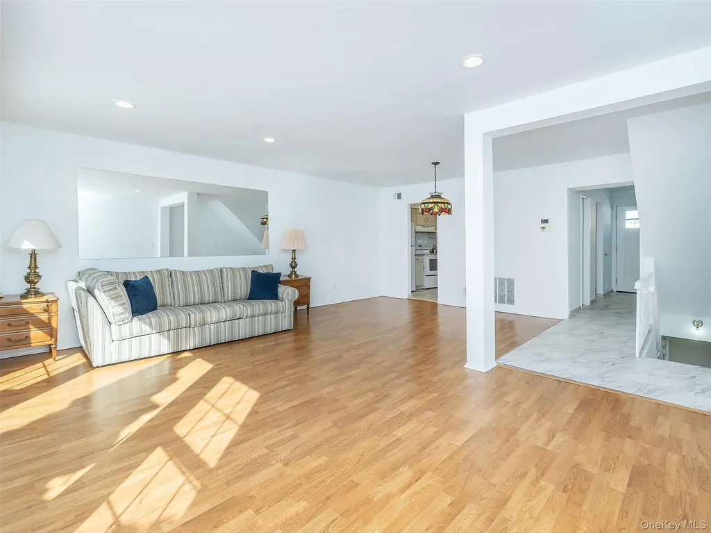 78 Santa Barbara Drive Plainview NY 11803