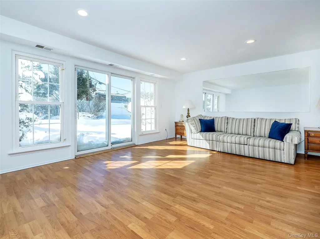 78 Santa Barbara Drive Plainview NY 11803
