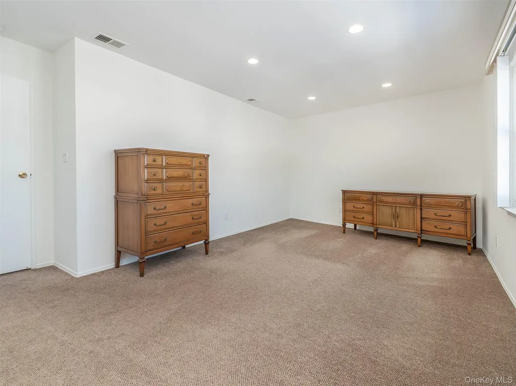 78 Santa Barbara Drive Plainview NY 11803