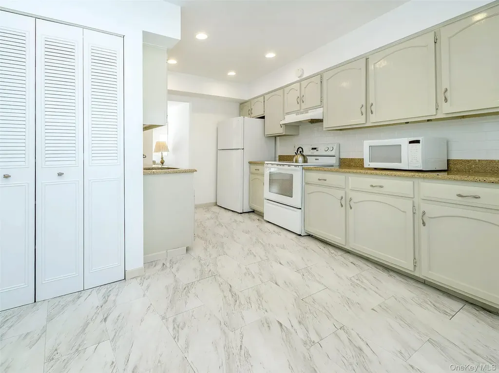 78 Santa Barbara Drive Plainview NY 11803