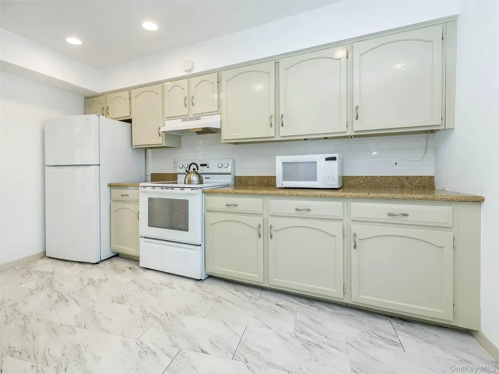 78 Santa Barbara Drive Plainview NY 11803