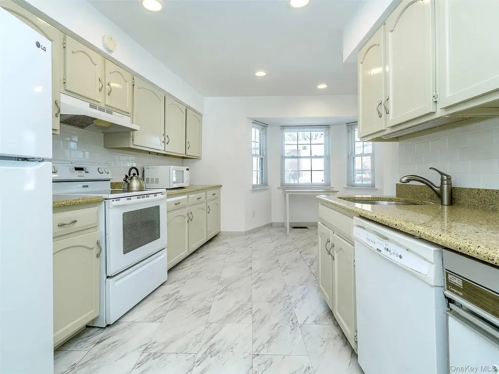 78 Santa Barbara Drive Plainview NY 11803