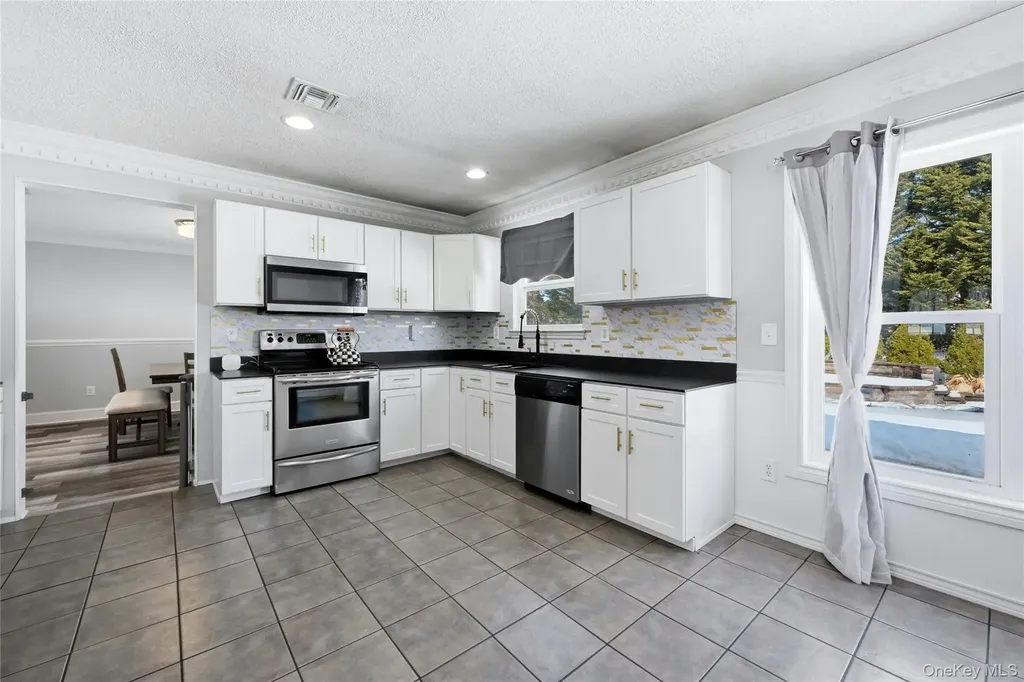 7 Harwood Way Coram NY 11727