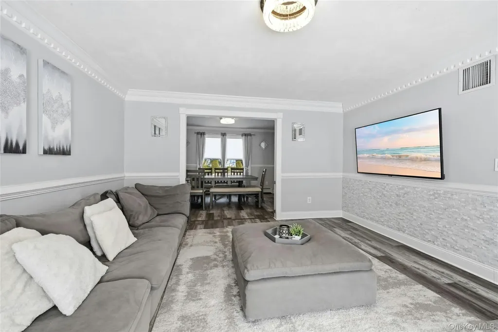 7 Harwood Way Coram NY 11727