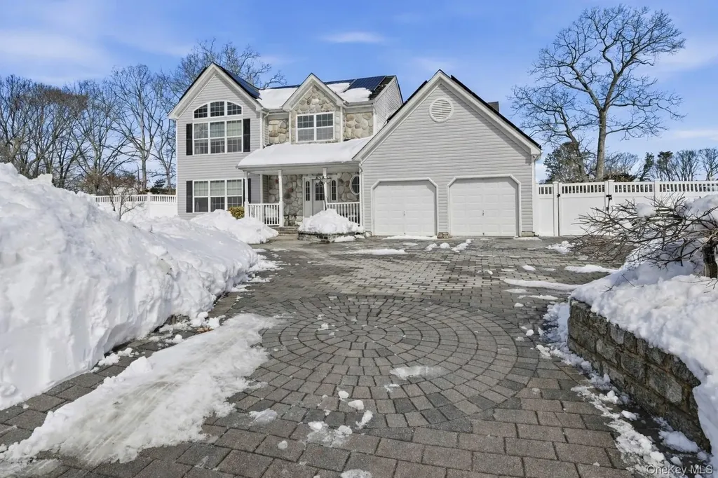 7 Harwood Way Coram NY 11727