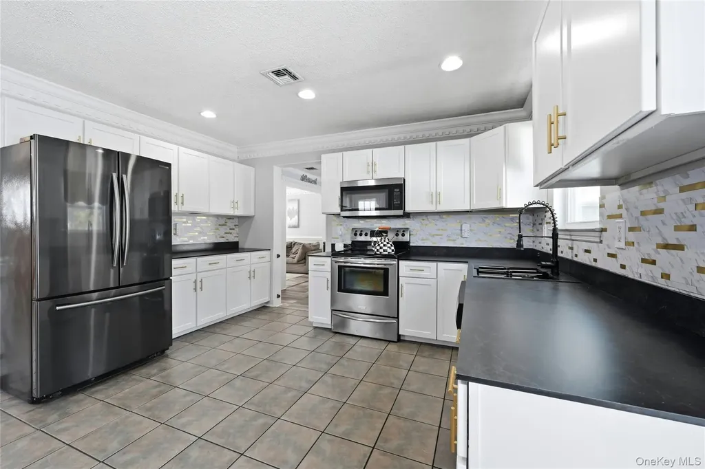 7 Harwood Way Coram NY 11727
