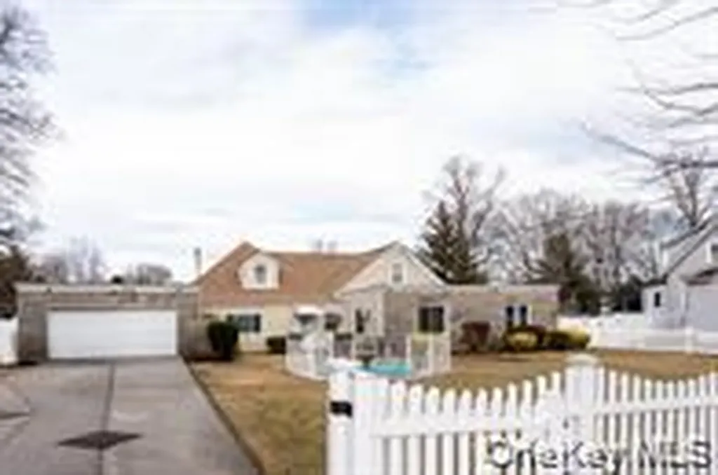 24 Whaley Street Freeport NY 11520