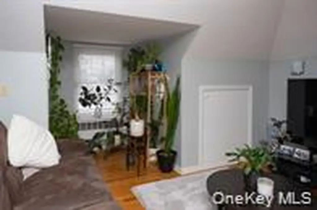 24 Whaley Street Freeport NY 11520