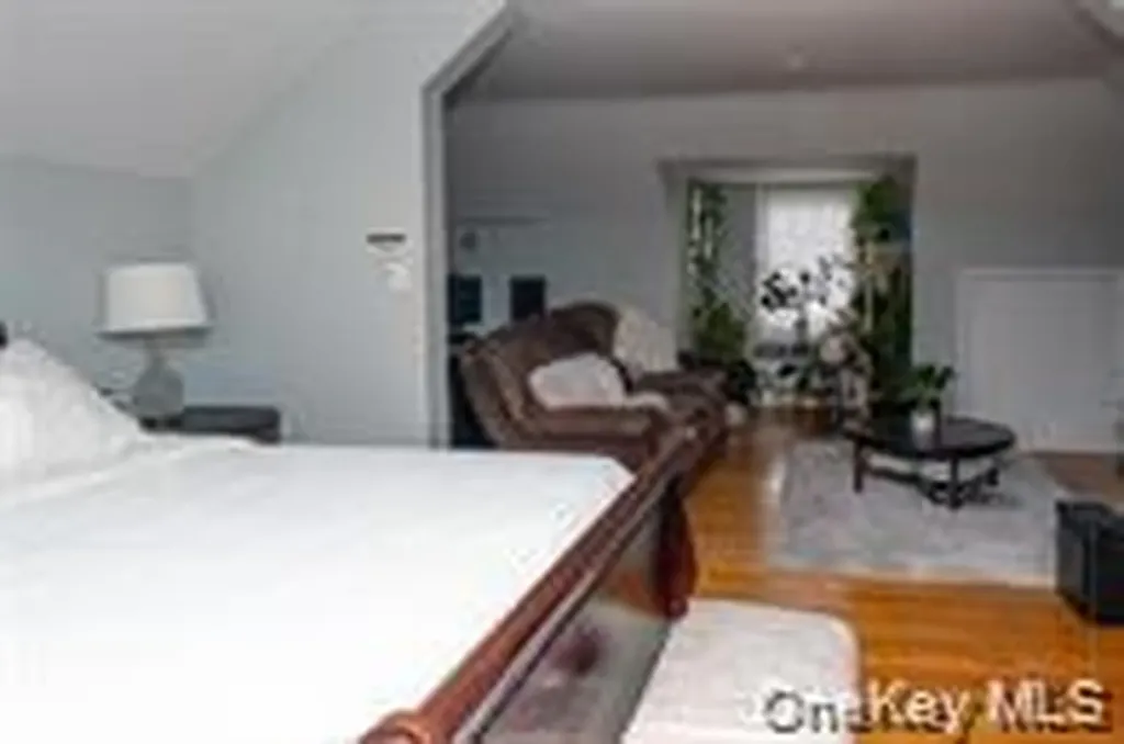 24 Whaley Street Freeport NY 11520