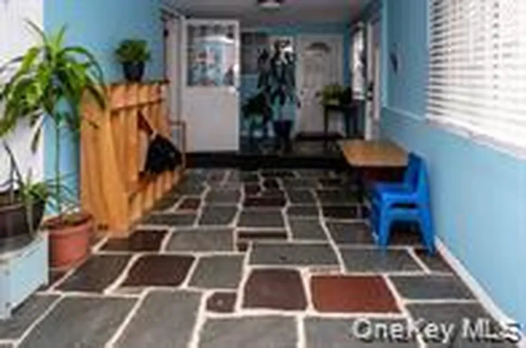 24 Whaley Street Freeport NY 11520