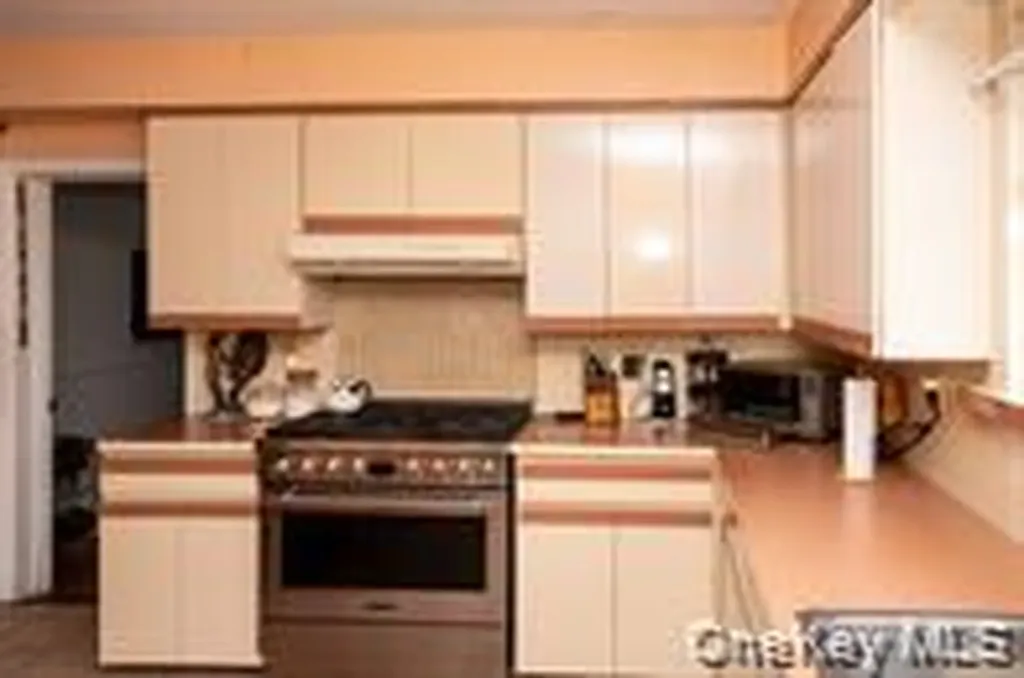 24 Whaley Street Freeport NY 11520