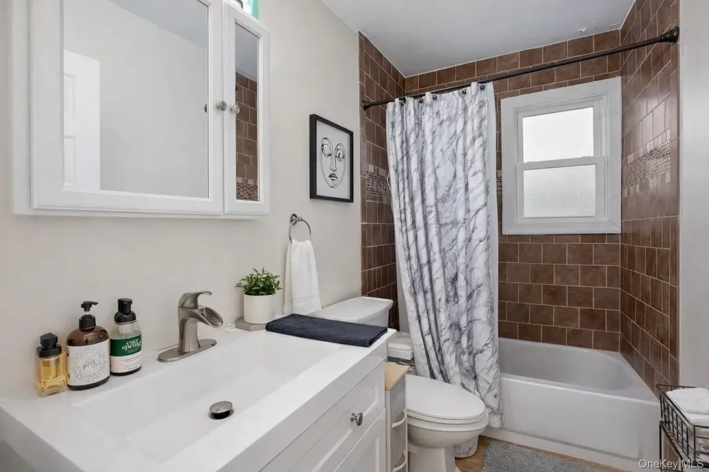 23 Pineview Boulevard Central Islip NY 11722