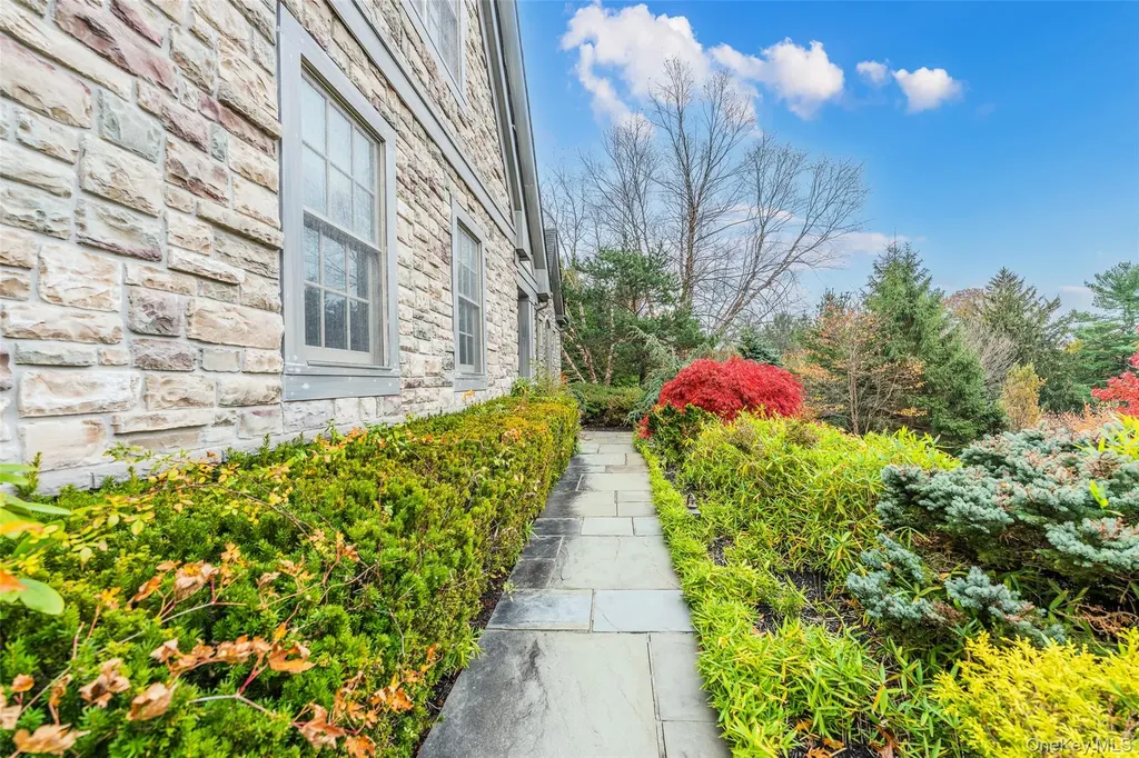 5 Westgate Road Muttontown NY 11791