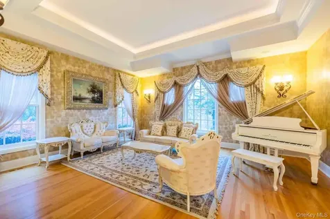 5 Westgate Road Muttontown NY 11791