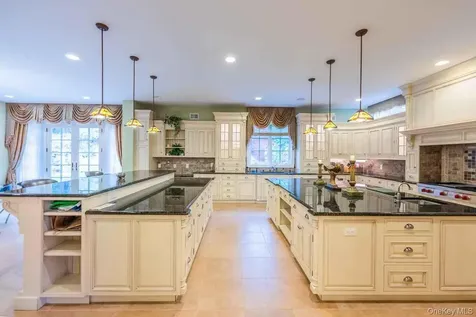5 Westgate Road Muttontown NY 11791