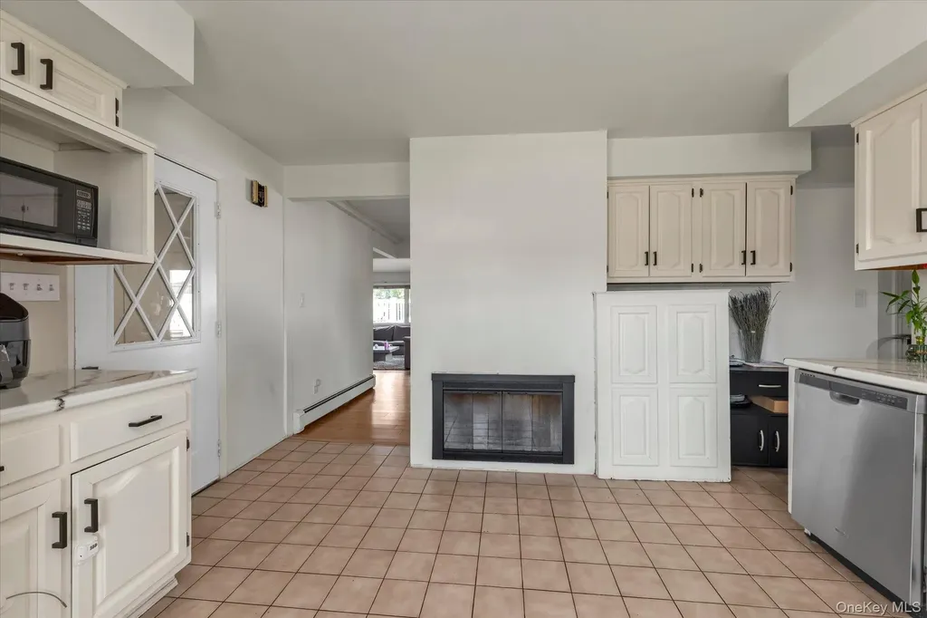 32 Return Lane Levittown NY 11756