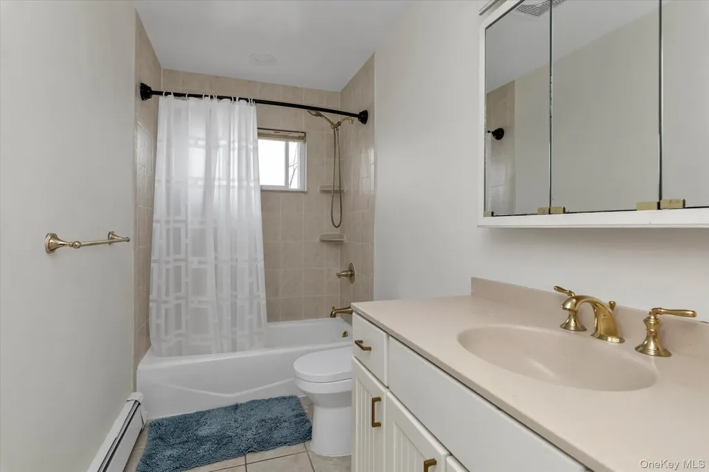 32 Return Lane Levittown NY 11756