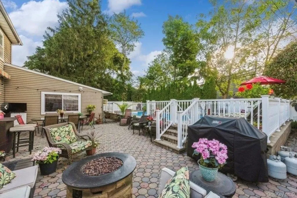 32 Return Lane Levittown NY 11756