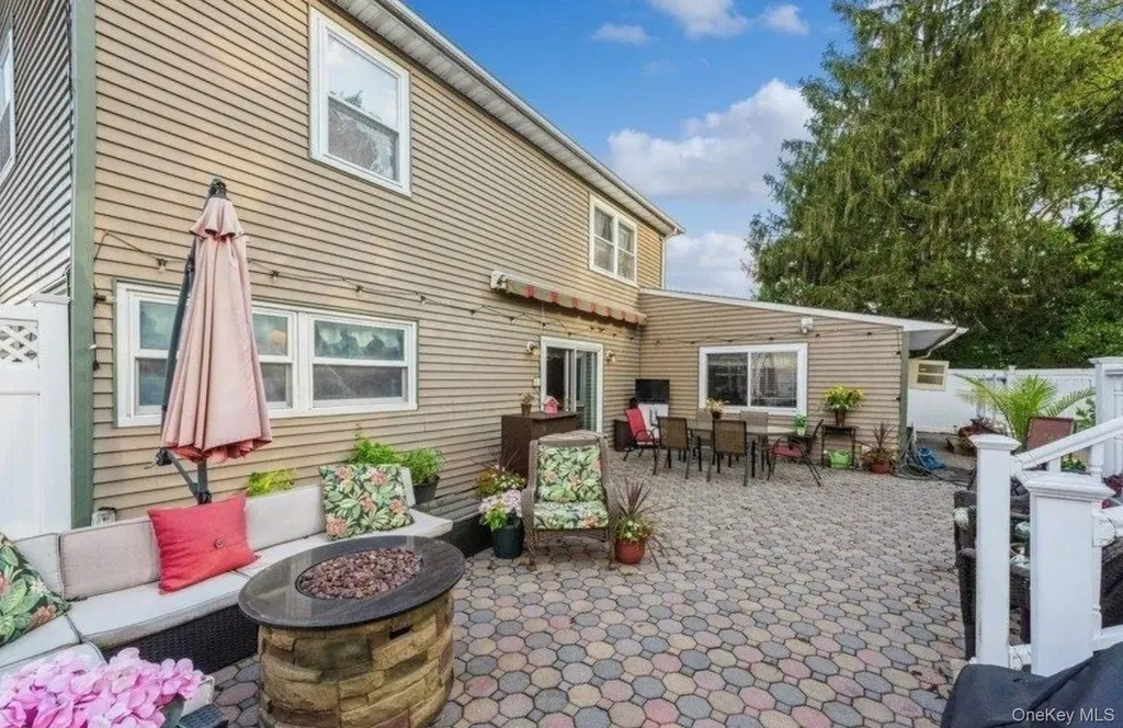 32 Return Lane Levittown NY 11756