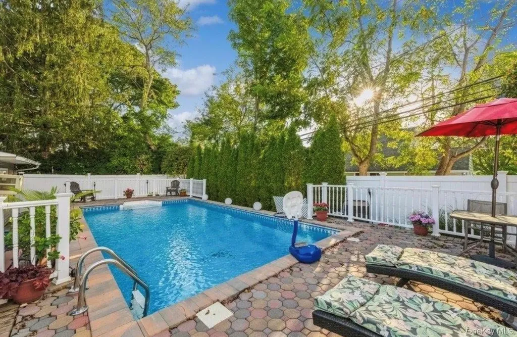 32 Return Lane Levittown NY 11756