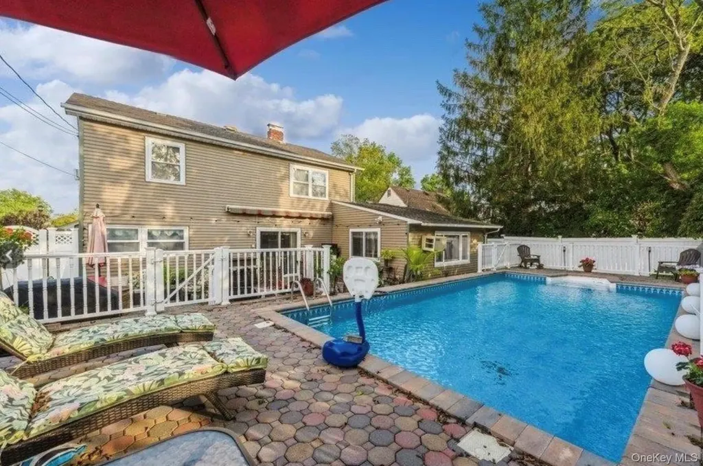 32 Return Lane Levittown NY 11756