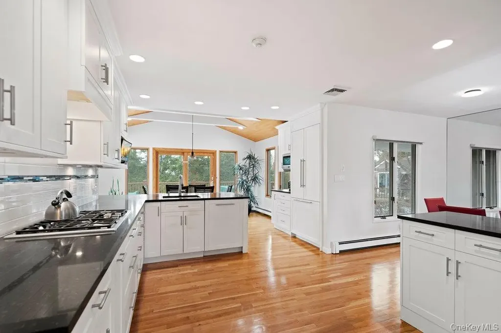 31 Prescott Place Old Bethpage NY 11804