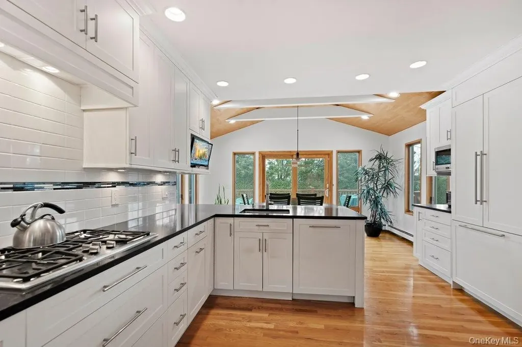 31 Prescott Place Old Bethpage NY 11804