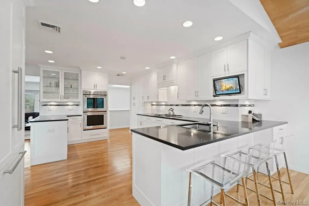 31 Prescott Place Old Bethpage NY 11804