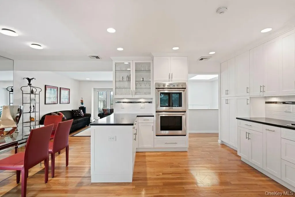 31 Prescott Place Old Bethpage NY 11804