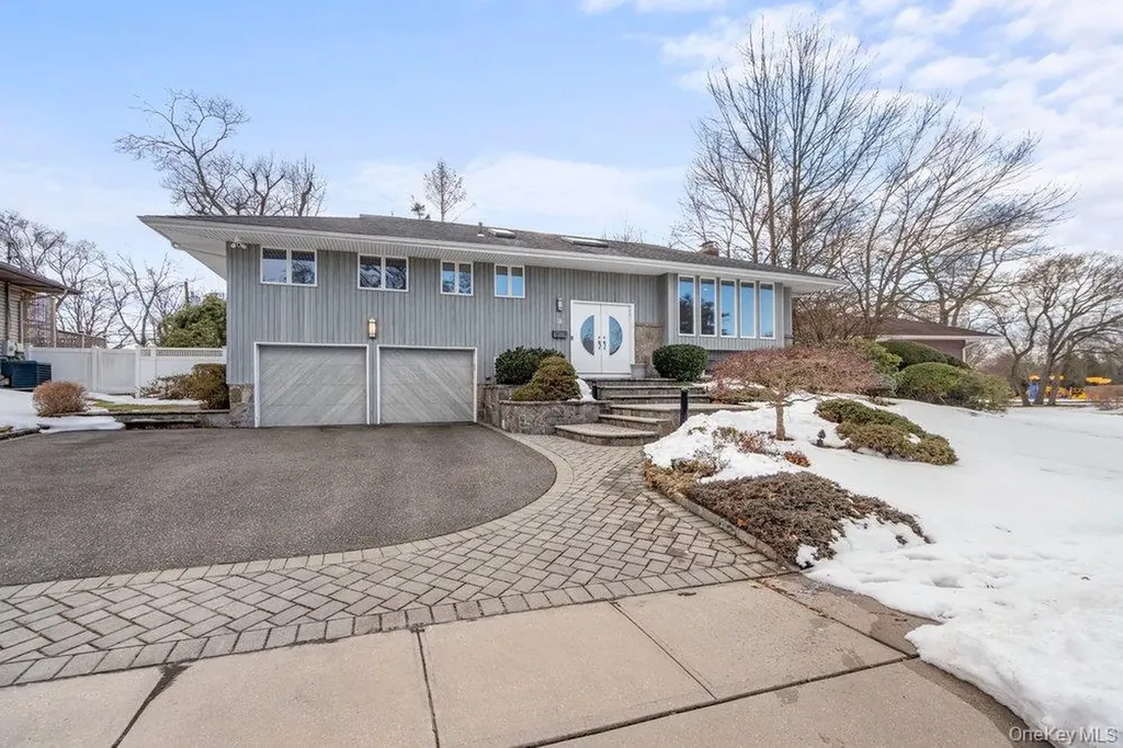 31 Prescott Place Old Bethpage NY 11804