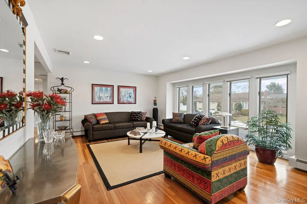 31 Prescott Place Old Bethpage NY 11804