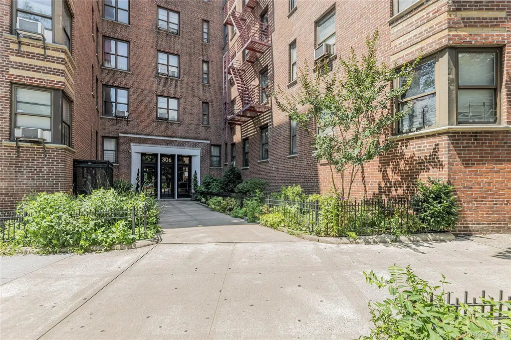 306 E Mosholu Parkway S Bronx NY 10458