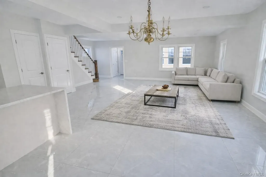 32 Berkshire Road Great Neck NY 11023
