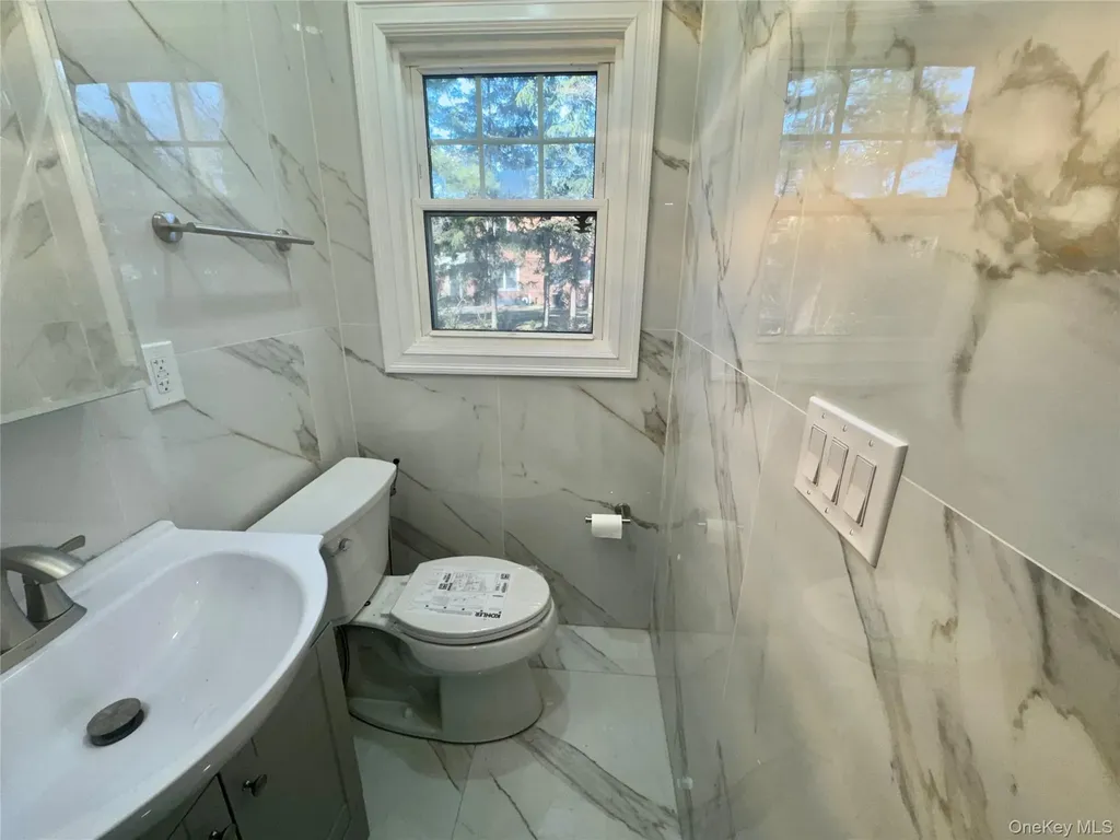 32 Berkshire Road Great Neck NY 11023