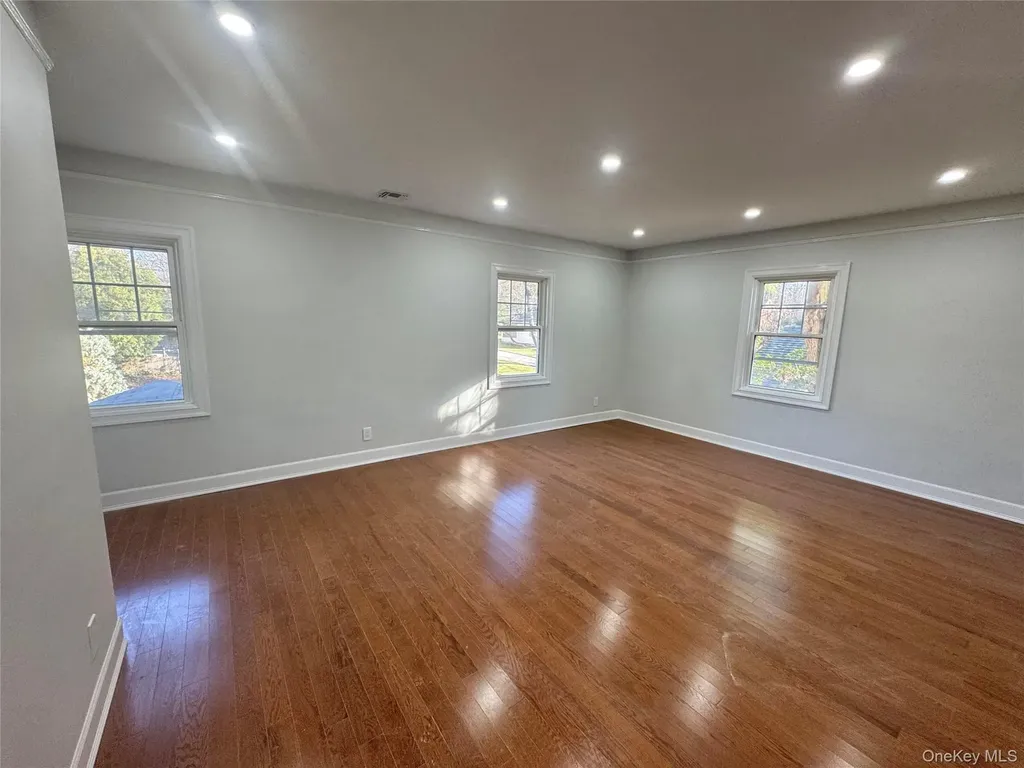 32 Berkshire Road Great Neck NY 11023