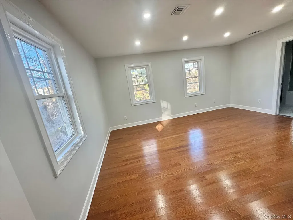 32 Berkshire Road Great Neck NY 11023