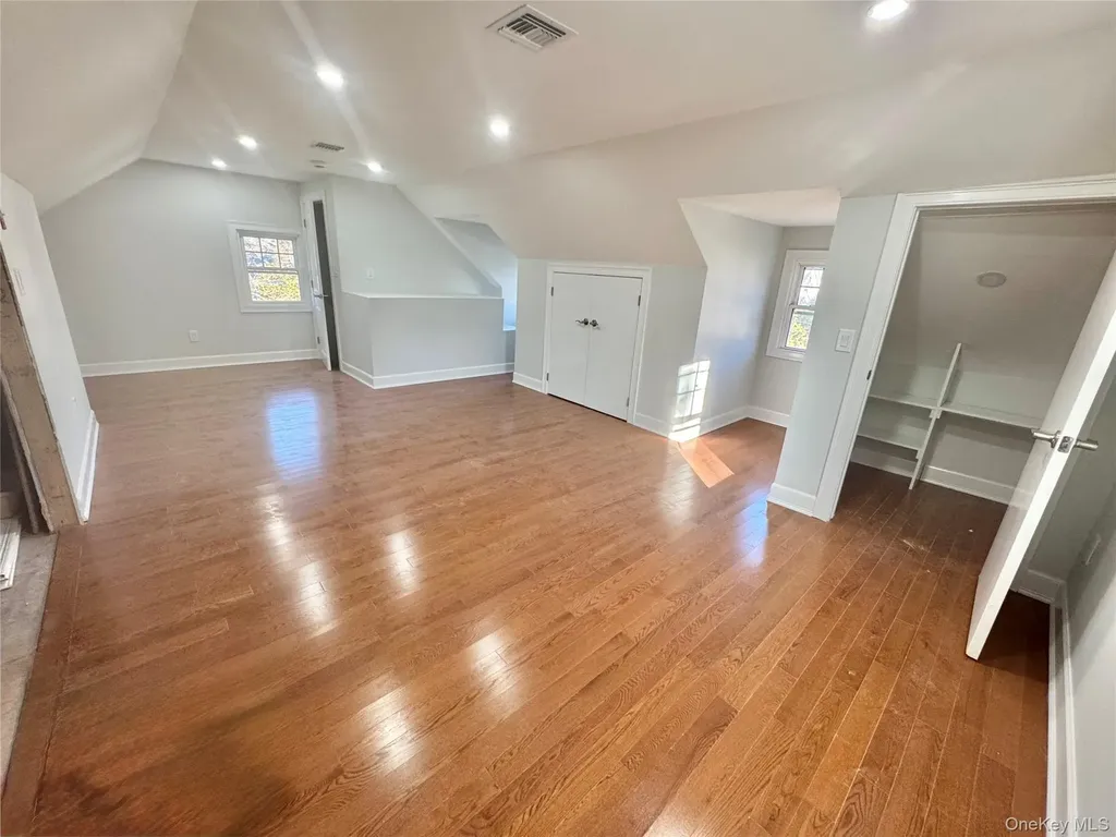 32 Berkshire Road Great Neck NY 11023