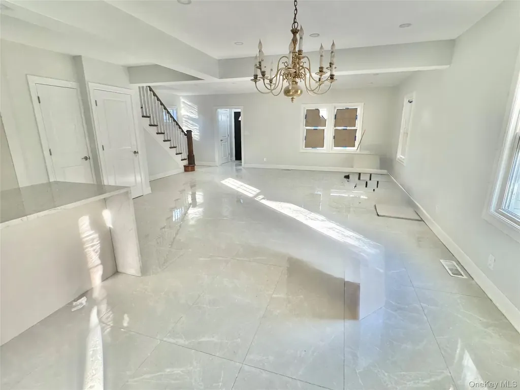 32 Berkshire Road Great Neck NY 11023