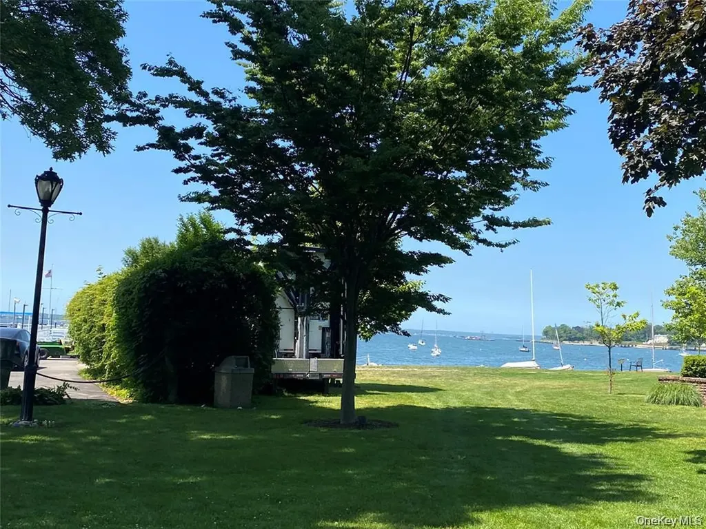 32 Berkshire Road Great Neck NY 11023