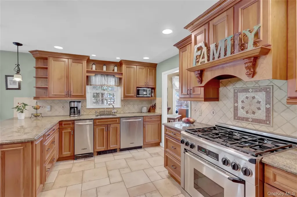 8 Noel Place Smithtown NY 11787