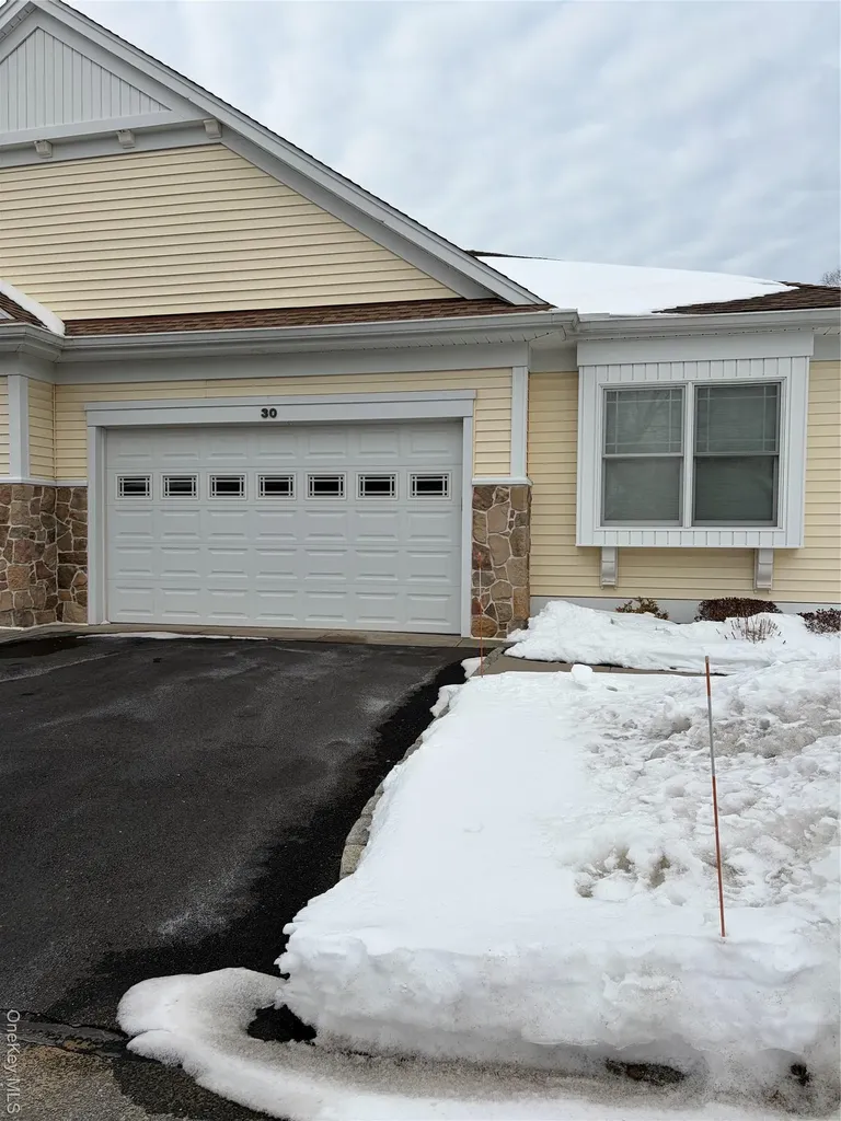 30 Oak Run Stony Brook NY 11790